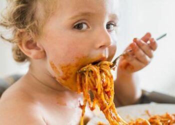 La suralimentation émotionnelle chez les enfants : le rôle clé des réactions parentales