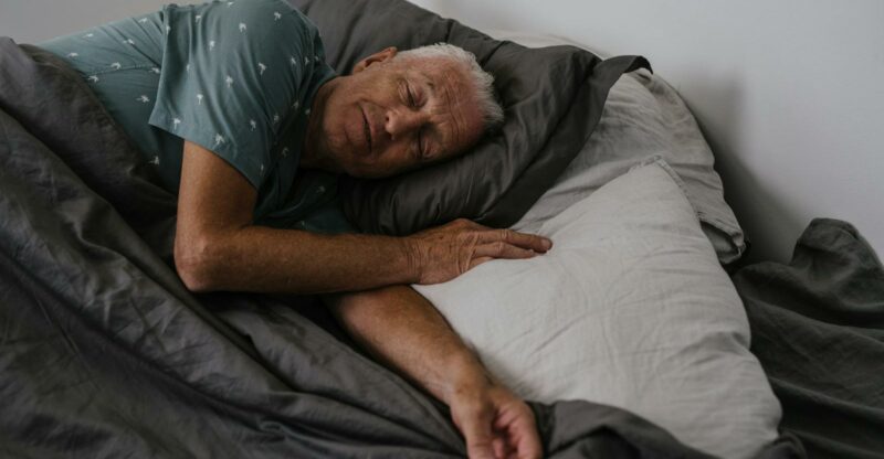 Amélioration des fonctions cognitives et qualité du sommeil chez les adultes âgés avec déclin cognitif : étude randomisée contrôlée sur 12 mois avec du thé vert matcha