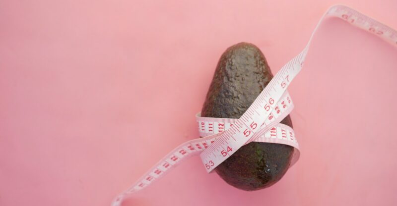Le succès de la perte de poids dépend d’une consommation accrue de protéines et de fibres tout en limitant les calories, selon une étude