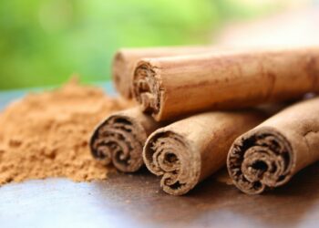 cinnamon sticks and cinnamon powder on a table