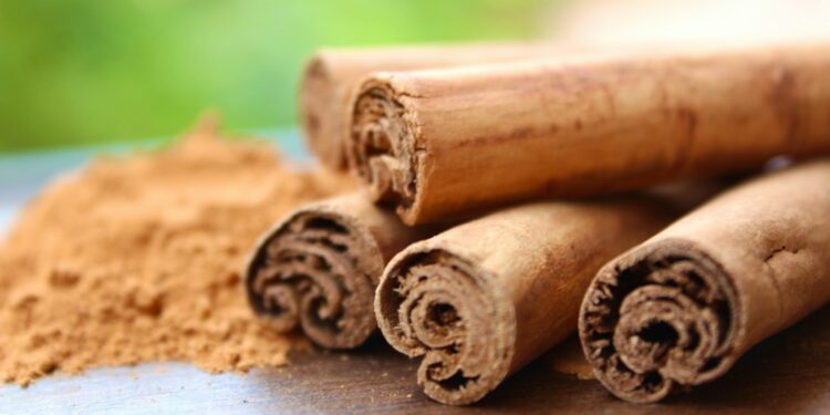 cinnamon sticks and cinnamon powder on a table