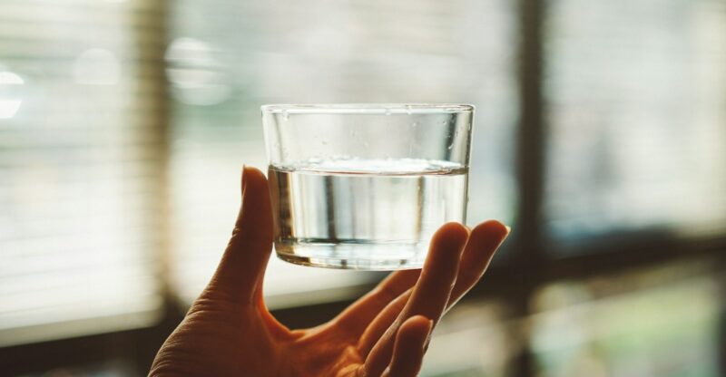 La Déshydratation : un Facteur Sous-Estimé dans la Réponse au Stress et les Risques de Santé à Long Terme