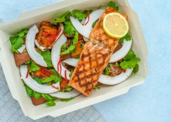 vegetable salad with grilled salmon