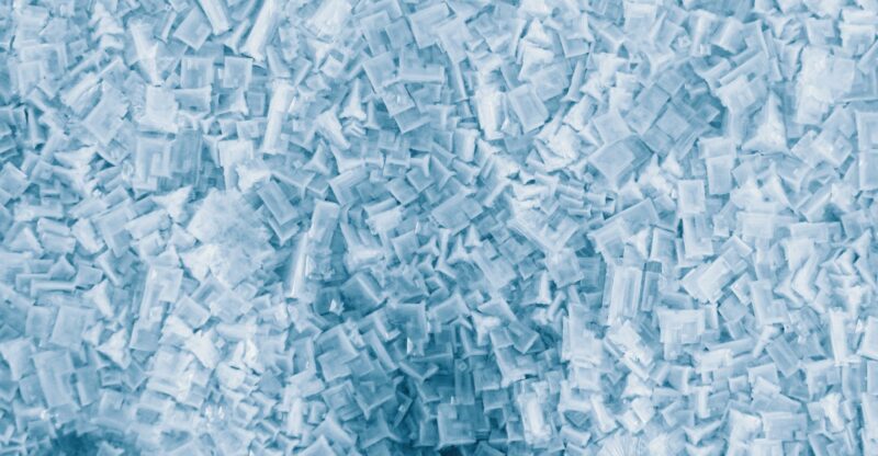 Les microplastiques dans l’alimentation : un nouveau facteur environnemental dans le développement de la maladie d’Alzheimer ?