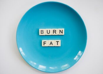 a blue plate with the words burn fat spelled on it